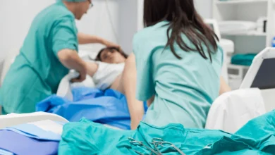 Izbegnite epiziotomiju: Zašto je bolje da vas ne seku na porođaju?
