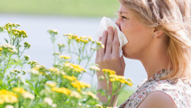 Sve o alergijskom rinitisu 3 a woman blowing her nose in a tissue