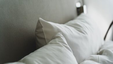 Alergija na kućnu prašinu (grinje): zašto tegobe traju cele godine 1 Bela posteljina i jastuci na krevetu