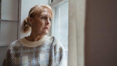 Anksioznost u perimenopauzi: zašto se javlja i kako je prepoznati 2 Žena sedi pored prozora zamišljena
