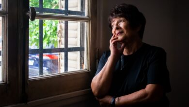 Strah od recidiva: kako živeti posle završenog onkološkog lečenja 4 Žena gleda kroz prozor zamišljena