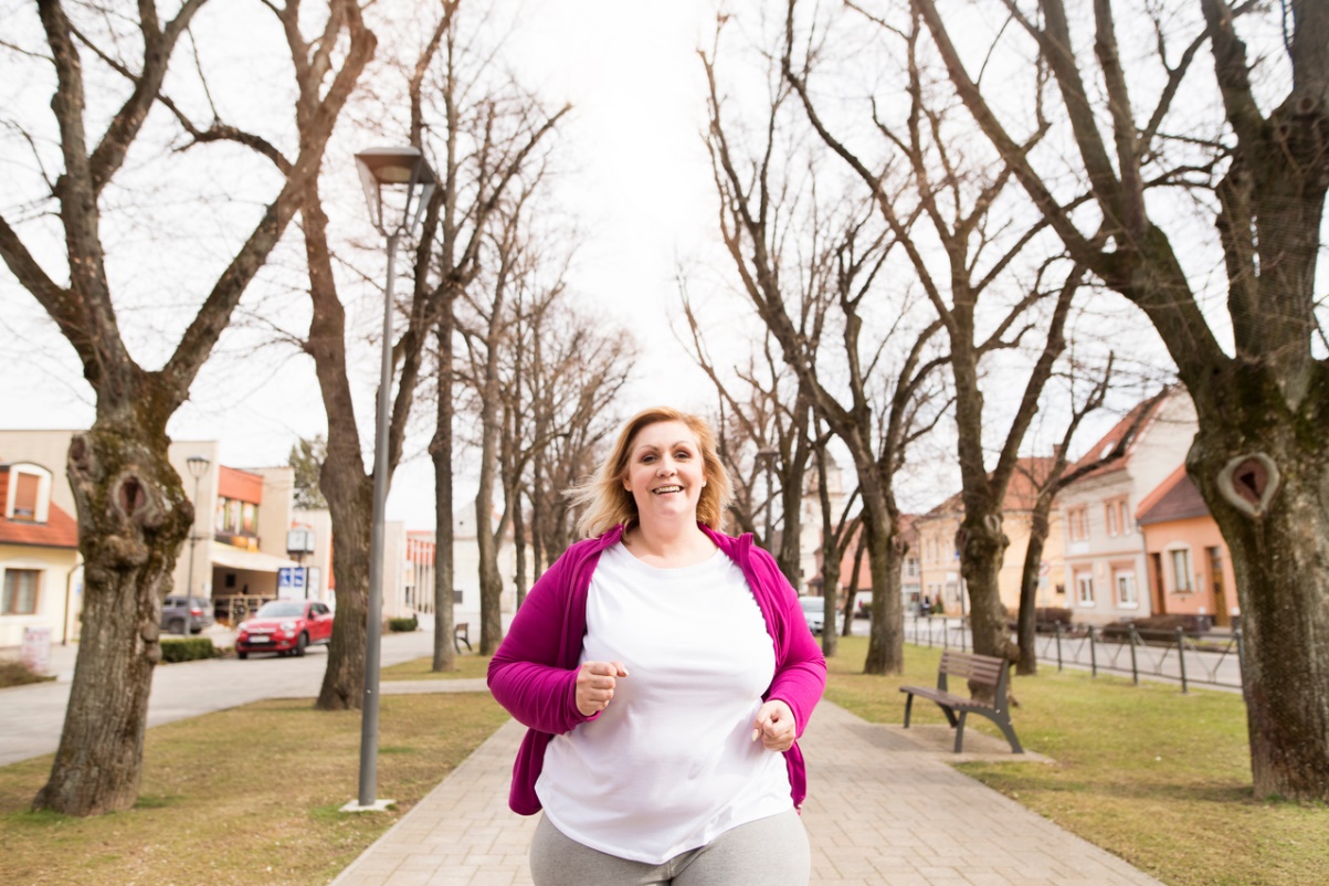 Menopauza bez tabua – nova faza života 1 Žena u šetnji parkom